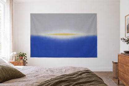 Tapiz Horizonte en campos de color en el dormitorio frente a la cama, cómoda de madera a la derecha – azul, gris, azafrán