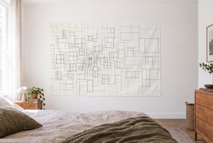 Wandtuch Fassaden-Geometrie in Line Art im hellen Schlafzimmer gegenüber dem Bett, rechts eine Holzkommode – Schwarz