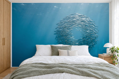 Bedruckter Stoff im XXL-Format: silberne Fischspirale rechts im offenen Meer, Lichtstrahlen, wandfüllend hinter dem Bett