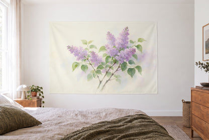 Wandtuch Fliederzweige in Lila im hellen Schlafzimmer gegenüber dem Bett, rechts eine Holzkommode – Lila, Grün und Creme