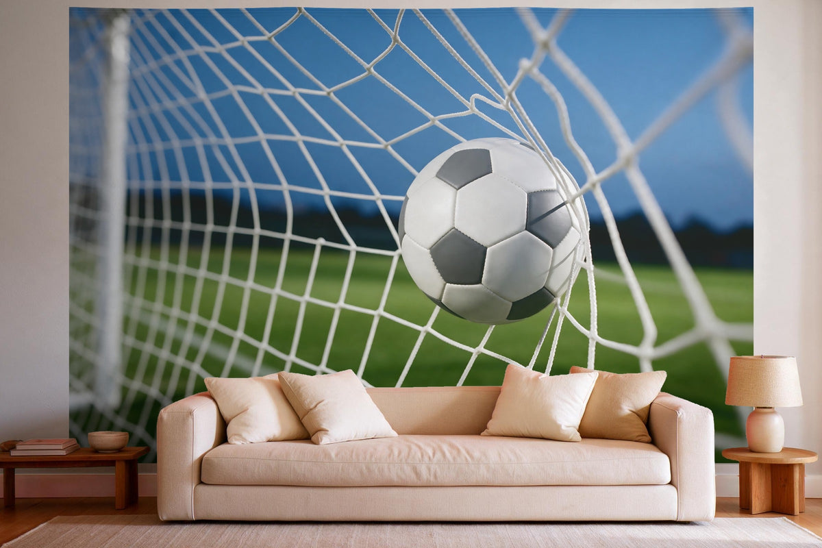 Déco murale dans un salon lumineux au-dessus du canapé : tenture murale Ballon de foot dans le filet, imprimée sur tissu