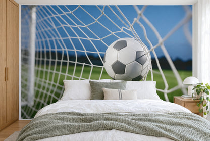 Bedruckter Stoff im XXL-Format: Fussball rechts der Mitte im ausgebeulten Tornetz vor Rasen, wandfüllend hinter dem Bett