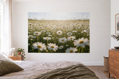 Tapiz prado de margaritas a contraluz en dormitorio claro frente a la cama, cómoda de madera a la derecha – blanco y amarillo