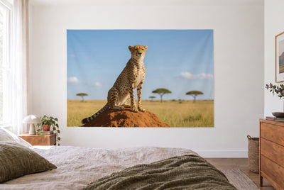 Tenture guépard sur la termitière, chambre claire face au lit, commode en bois à droite – or et bleu