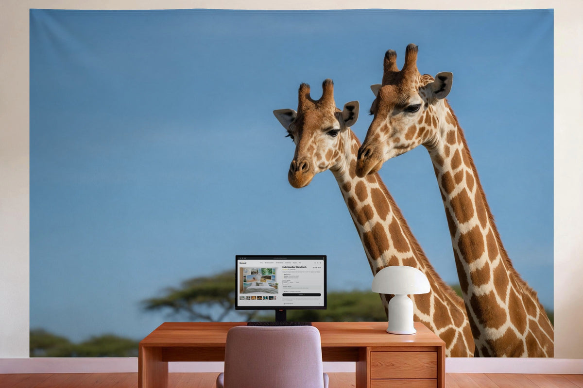 Wanddeko im Büro hinter dem Schreibtisch: Wandtuch Giraffen im Porträt, auf Stoff gedruckt