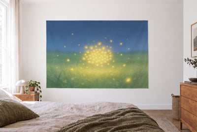 Wandtuch Glühwürmchen über der Sommerwiese im hellen Schlafzimmer gegenüber dem Bett, rechts eine Holzkommode