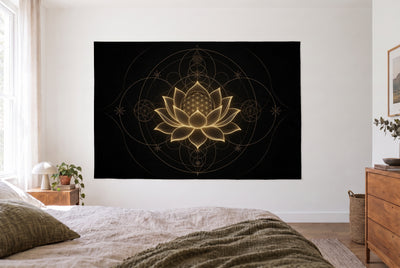 Tenture lotus doré sur noir dans une chambre claire face au lit, une commode en bois à droite – or et noir