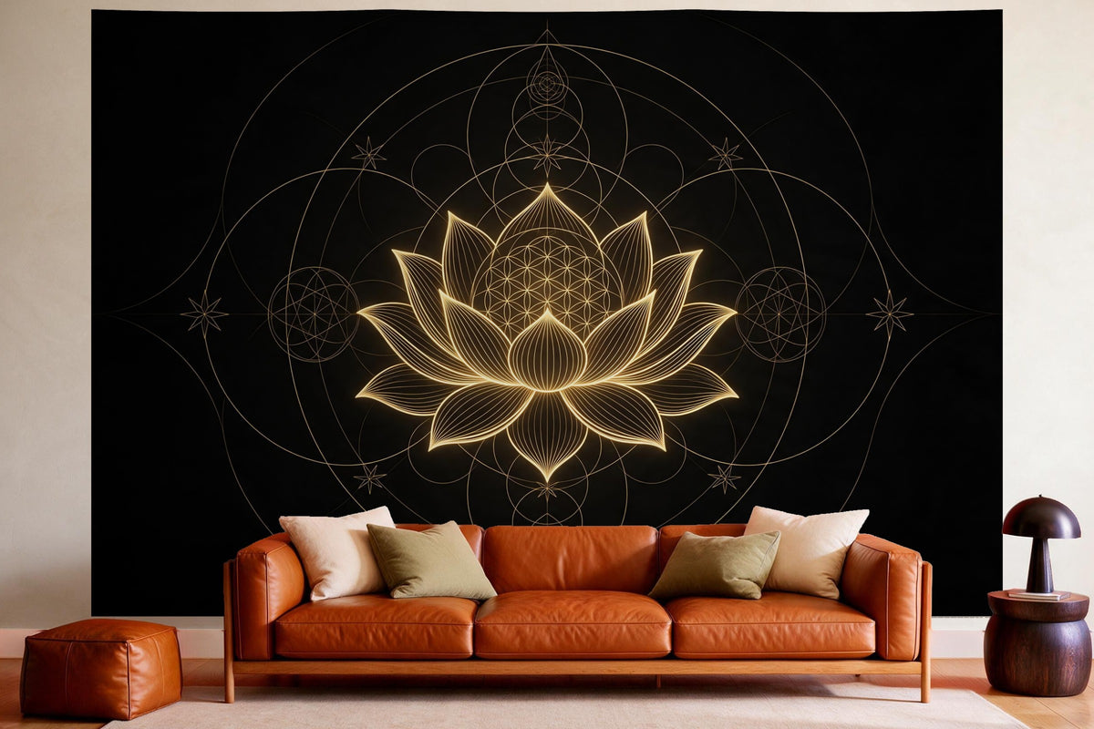 Déco murale dans un salon chaleureux au-dessus du canapé en cuir : tenture murale Lotus doré sur noir, imprimée sur tissu