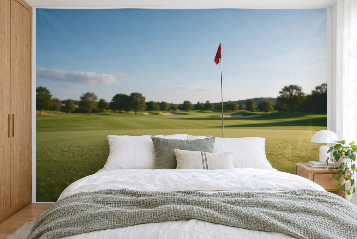 Bedruckter Stoff im XXL-Format: rote Fahne rechts der Mitte über weitem Golfplatz, wandfüllend hinter dem Bett