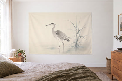 Wandtuch Graureiher im Schilf im hellen Schlafzimmer gegenüber dem Bett, rechts eine Holzkommode – Grau und Elfenbein