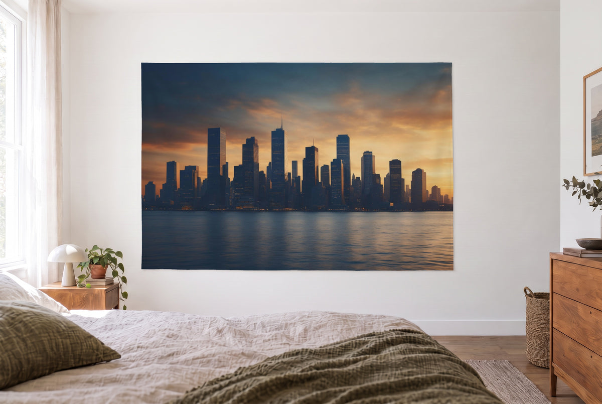 Wandtuch Grossstadt-Skyline in der Abenddämmerung im hellen Schlafzimmer gegenüber dem Bett, rechts eine Holzkommode – Orange