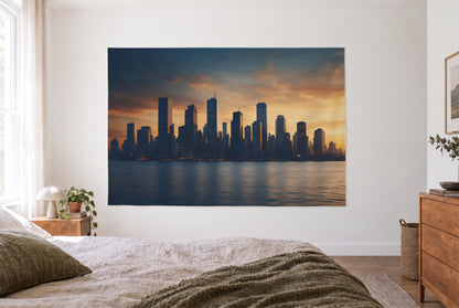 Tapiz skyline de gran ciudad al atardecer en un dormitorio luminoso frente a la cama, cómoda de madera a la derecha – naranja