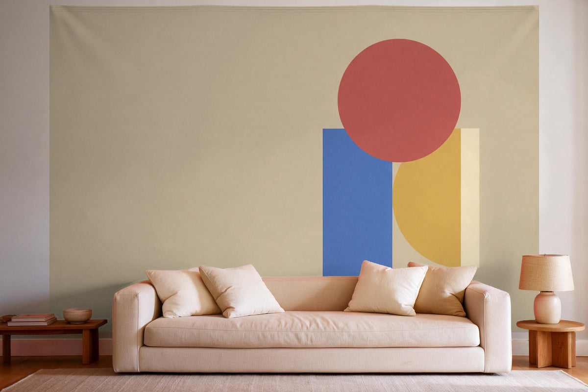Déco murale dans un salon lumineux au-dessus du canapé : tenture murale Formes géométriques de base en rouge, jaune et bleu, imprimée sur tissu