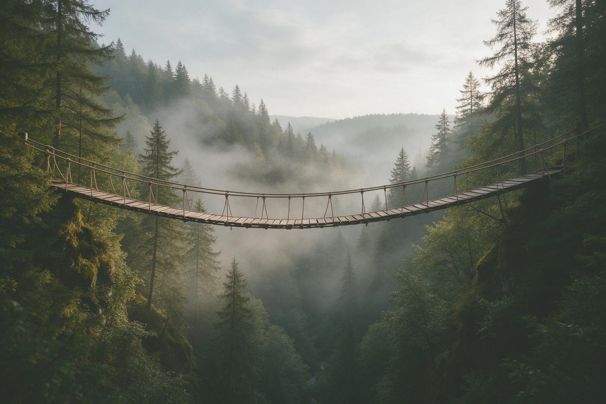 Alte Hängebrücke aus Holz und Seilen über einer nebligen Waldschlucht, als Wandtuch, auf Stoff gedruckt – Grün und Grau