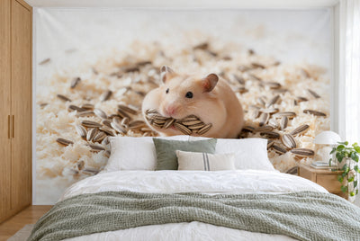 Bedruckter Stoff im XXL-Format: Goldhamster mit vollen Backen mittig zwischen Kernen, wandfüllend hinter dem Bett