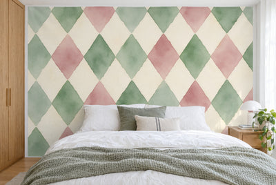 Tissu imprimé XXL : losanges verts et roses sur crème en aquarelle, mur entier derrière le lit