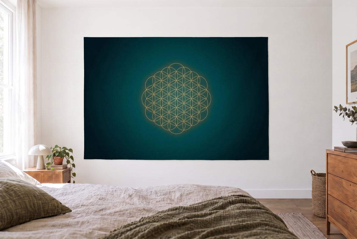 Tapiz geometría sagrada Flor de la vida en un dormitorio claro frente a la cama, cómoda de madera a la derecha – turquesa