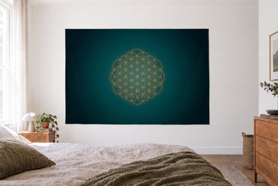 Tapiz geometría sagrada Flor de la vida en un dormitorio claro frente a la cama, cómoda de madera a la derecha – turquesa