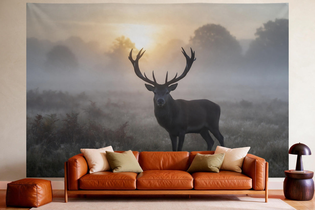 Wanddeko im gemütlichen Wohnzimmer über dem Ledersofa: Wandtuch Hirsch im Morgennebel, auf Stoff gedruckt
