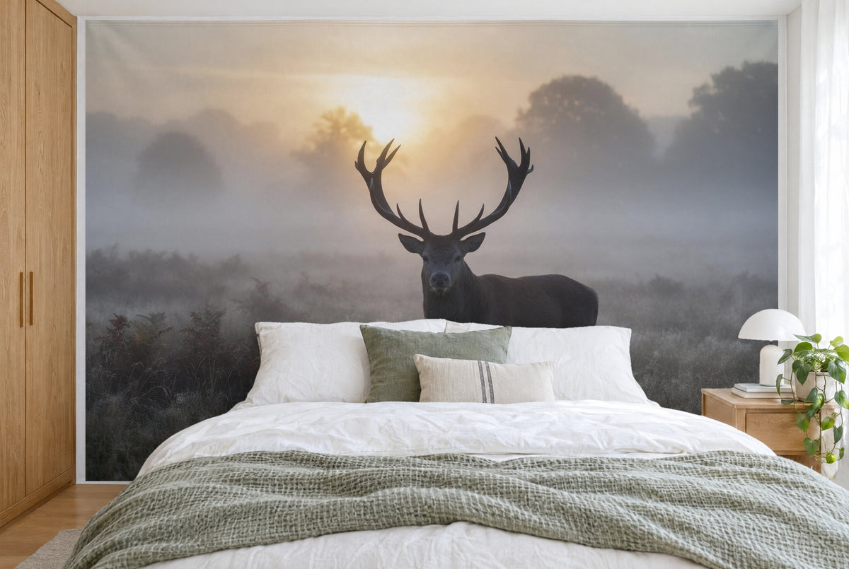 Grosses Wandtuch Hirsch im Morgennebel im Schlafzimmer wandfüllend hinter dem Bett – Wandbehang aus Stoff