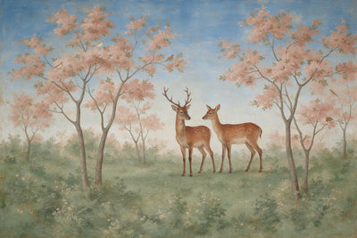Zwei Hirsche zwischen rosa Blütenbäumen unter blauem Himmel im Freskolook, als Wandtuch, auf Stoff gedruckt – Grün und Rosa