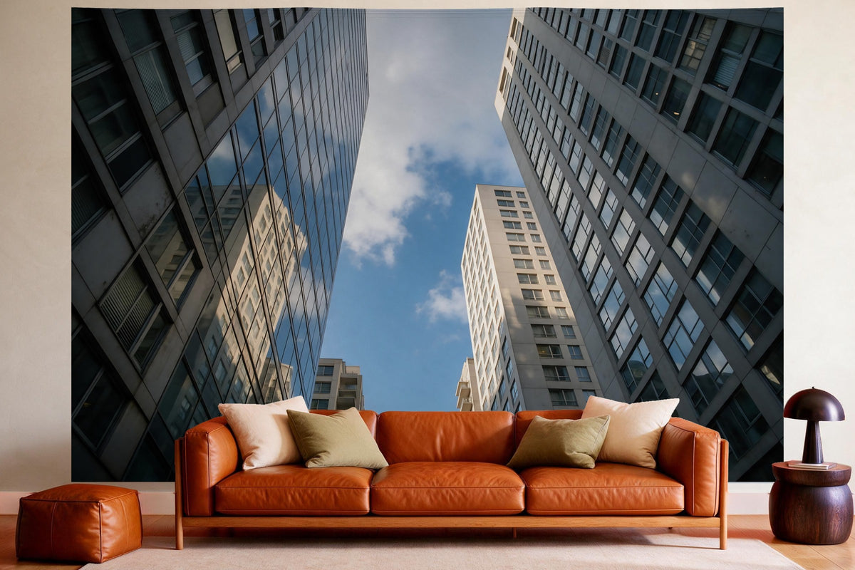 Wanddeko im gemütlichen Wohnzimmer über dem Ledersofa: Wandtuch Hochhausschlucht mit Wolkenhimmel, auf Stoff gedruckt