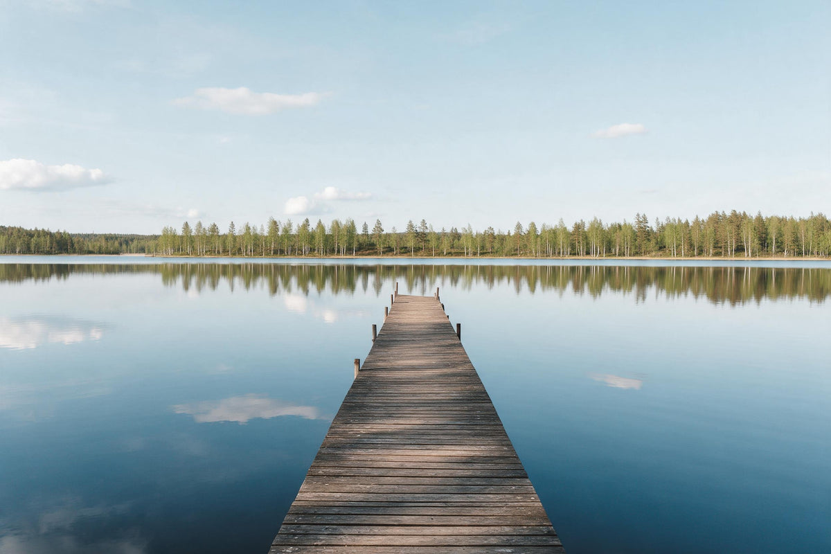 Ponton en bois menant sur un lac paisible avec rive de bouleaux et reflet, tenture murale imprimée sur tissu – bleu et marron