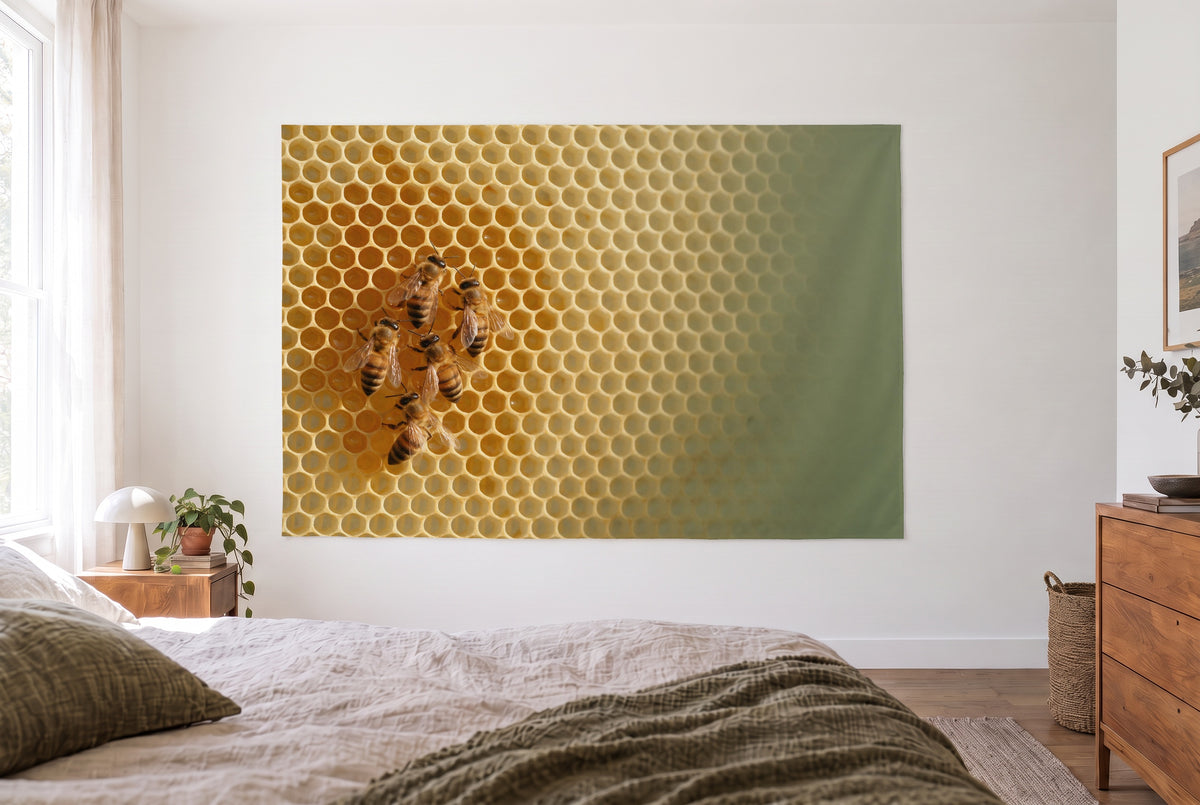 Tenture abeilles sur le rayon de miel dans la chambre claire face au lit, commode en bois à droite – or et vert