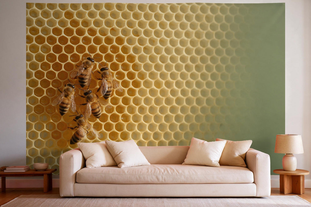 Wandtuch XXL Honigbienen auf der Wabe als Wanddeko im hellen Wohnzimmer über dem Sofa
