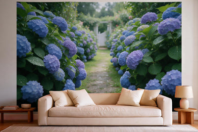 Wanddeko im hellen Wohnzimmer über dem Sofa: Wandtuch Hortensiengarten im Sommer, auf Stoff gedruckt