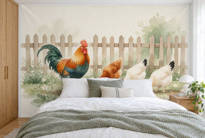 Tissu imprimé XXL : coq coloré à gauche devant la clôture en bois, trois poules à droite, mur entier derrière le lit