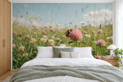 Bedruckter Stoff im XXL-Format: Hummel auf rosa Kleeblüte in der Mitte, rundum Wiesenblumen, wandfüllend hinter dem Bett