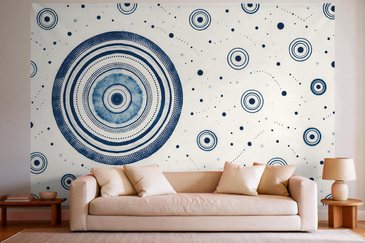 Déco murale dans un salon lumineux au-dessus du canapé : tenture murale Motif batik indigo avec cercles, imprimée sur tissu