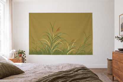 Wandtuch Japanische Gräser auf Goldgrund im hellen Schlafzimmer gegenüber dem Bett, rechts eine Holzkommode – Gold und Grün