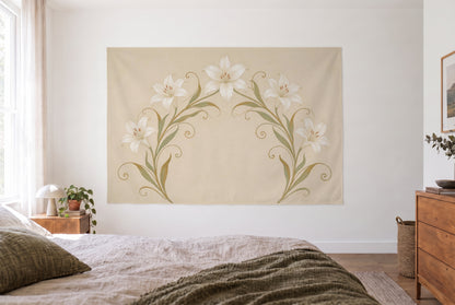 Wandtuch Jugendstil-Lilien als Ornament im hellen Schlafzimmer gegenüber dem Bett, rechts eine Holzkommode – Beige und Weiss