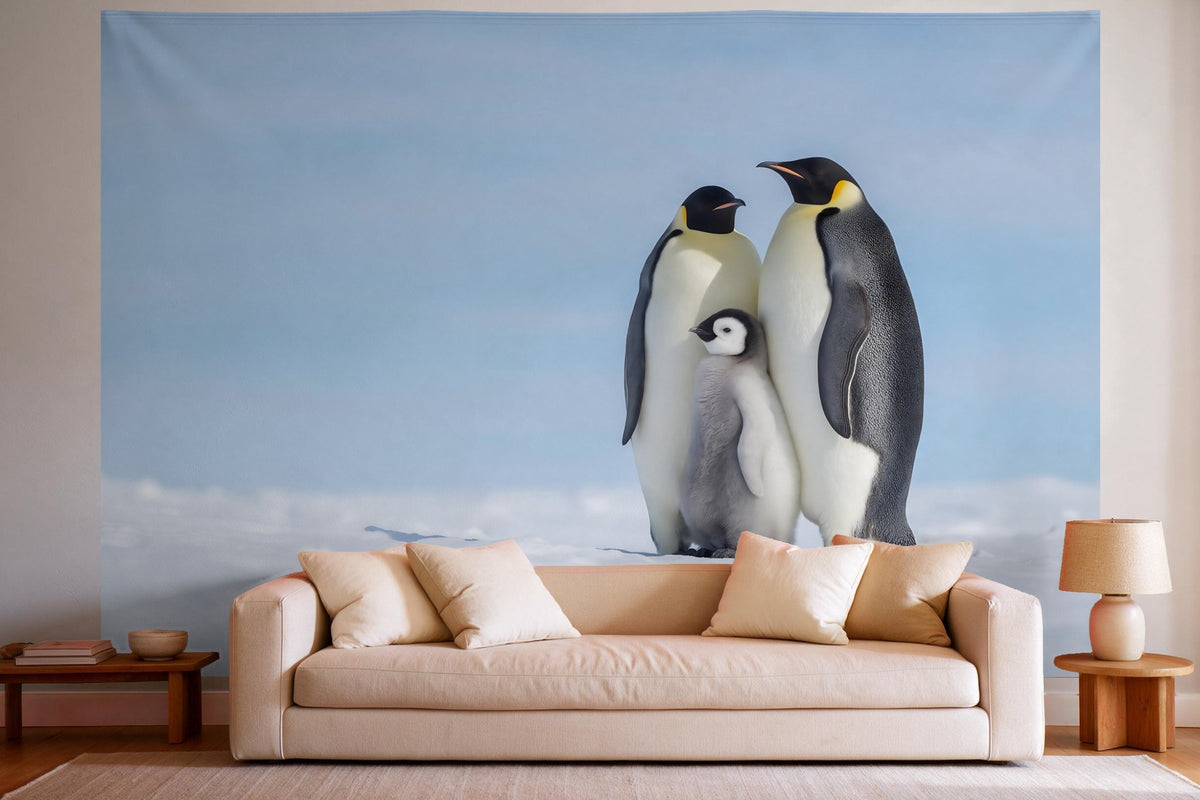 Wandtuch XXL Kaiserpinguine mit Küken als Wanddeko im hellen Wohnzimmer über dem Sofa