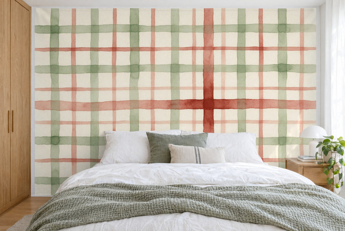 Bedruckter Stoff im XXL-Format: rostrotes Streifenkreuz rechts der Mitte im grünen Aquarellkaro, wandfüllend hinter dem Bett