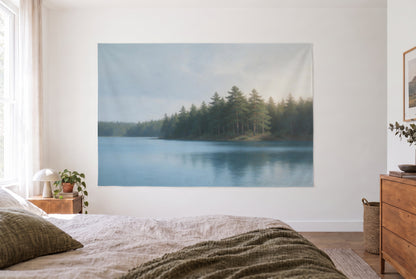 Tapiz bosque de pinos a orillas del lago en el dormitorio frente a la cama, cómoda de madera a la derecha – verde azul