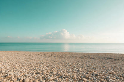 Weiter Kieselstrand mit glattem türkisem Wasser und weissen Wolken, als Wandtuch, auf Stoff gedruckt – Beige und Blau