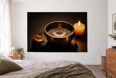Tenture bol chantant et goutte d’eau dans une chambre claire face au lit, une commode en bois à droite – bronze