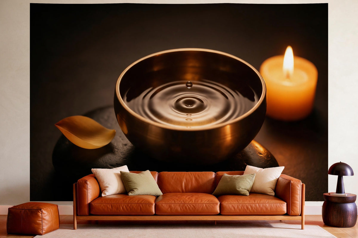 Déco murale dans un salon chaleureux au-dessus du canapé en cuir : tenture murale Bol chantant avec goutte d’eau, imprimée sur tissu