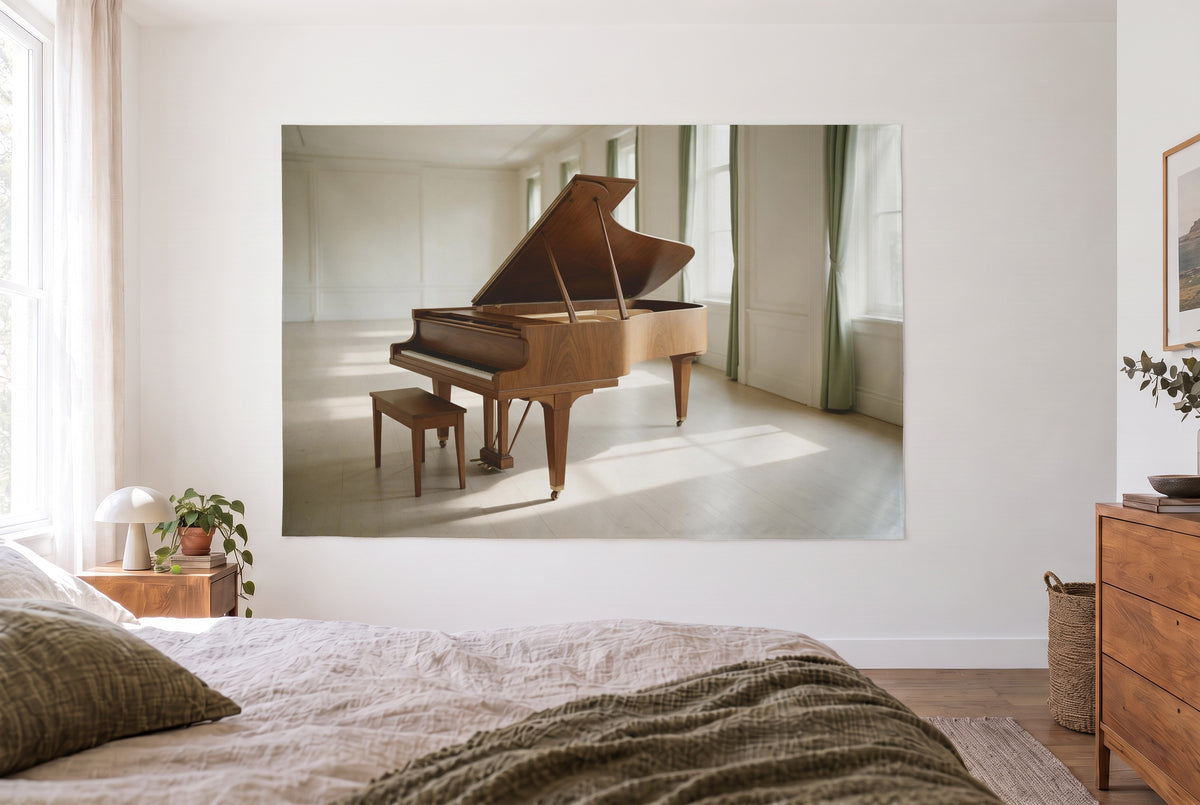 Wandtuch Klavier im hellen Saal im hellen Schlafzimmer gegenüber dem Bett, rechts eine Holzkommode – Braun und Grün