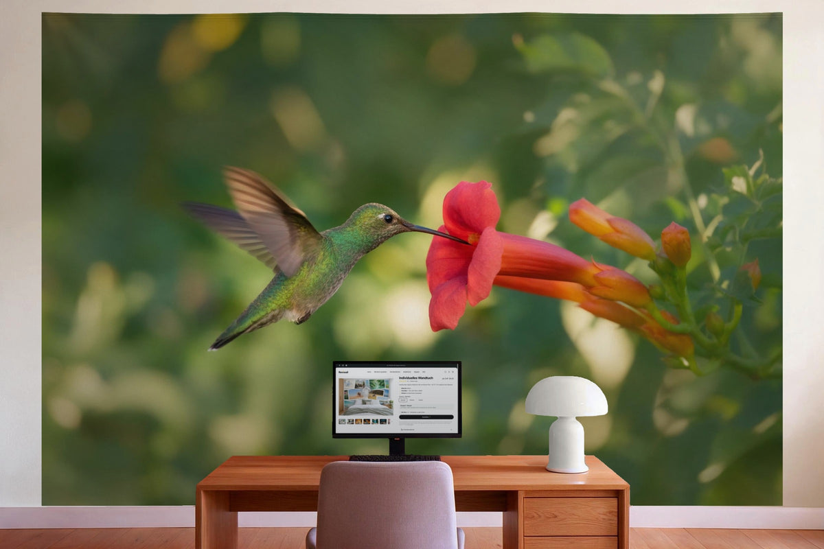 Wanddeko im Büro hinter dem Schreibtisch: Wandtuch Kolibri an der Blüte, auf Stoff gedruckt