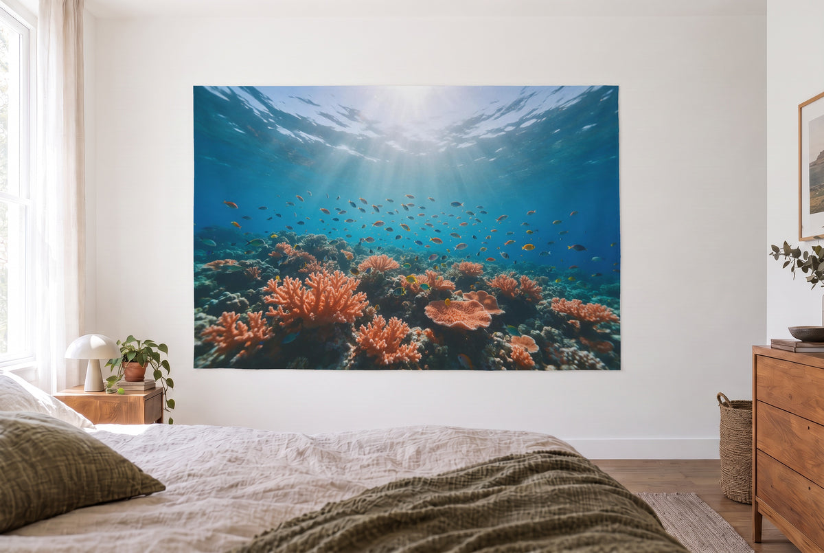 Tenture murale monde sous-marin avec coraux dans la chambre claire face au lit, commode en bois à droite – bleu orange