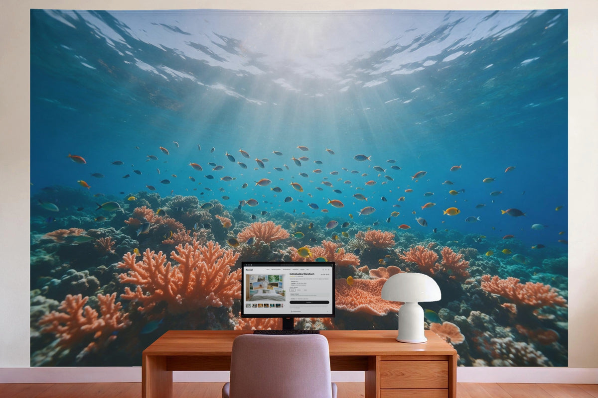 Wanddeko im Büro hinter dem Schreibtisch: Wandtuch Unterwasserwelt mit Korallen und Fischen, auf Stoff gedruckt