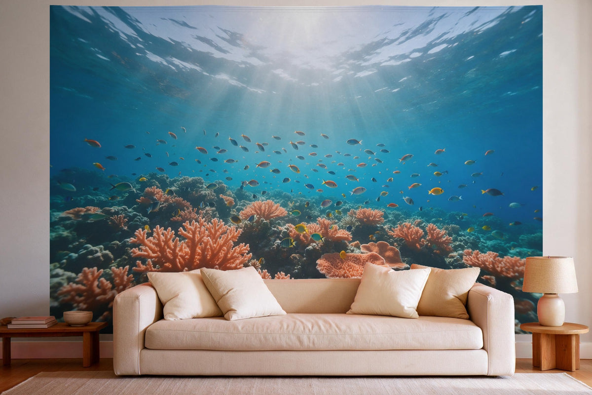 Wandtuch XXL Unterwasserwelt mit Korallen und Fischen als Wanddeko im hellen Wohnzimmer über dem Sofa