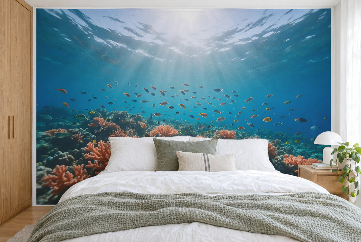 Tissu imprimé XXL : récif corallien avec bancs de poissons et faisceaux de lumière, mur entier derrière le lit