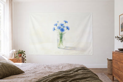 Tapiz acianos en azul cobalto en el dormitorio claro frente a la cama, cómoda de madera a la derecha – azul y crema
