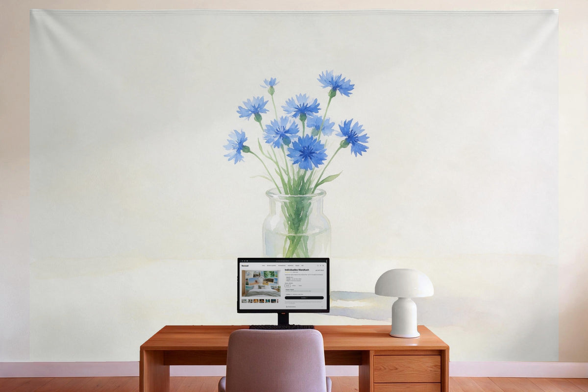 Déco murale dans le bureau derrière la table de travail : tenture murale Centaurées en cobalt, imprimée sur tissu