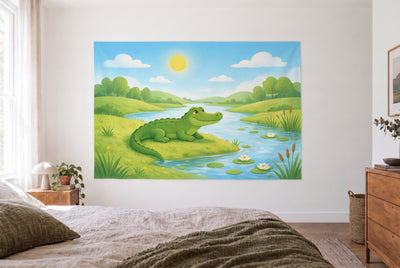 Tenture crocodile livre d'images, rivière, dans une chambre claire face au lit, commode en bois à droite – vert et bleu